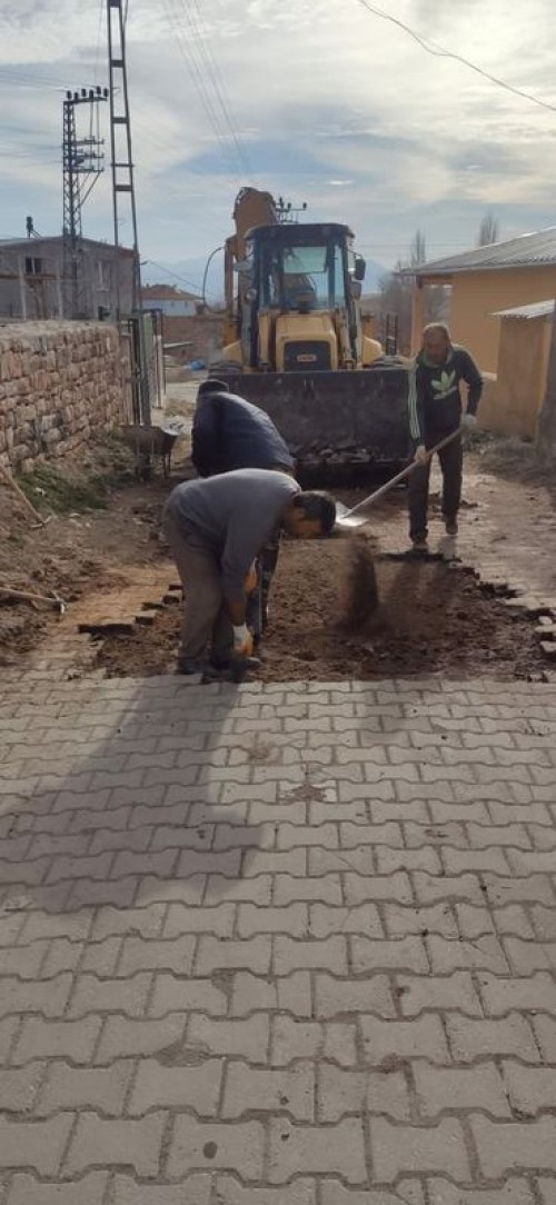 Emirören Mahallesinde bakım onarım çalışmaları devam ediyor.