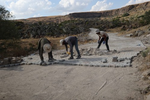 BAŞKAN METİN, KARAKAYA MAHALLEMİZDE DEVAM EDEN PARKE ÇALIŞMALARINI İNCELEDİ