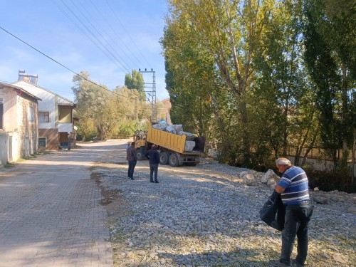 TOPSÖĞÜT MAHALLEMİZDE DERE YATAĞI ÇEVRELERİ DÜZENLENİYOR