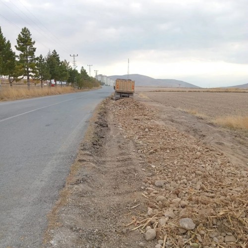 PINARBAŞI YOLUNDA YOL GENİŞLETME ÇALIŞMALARI DEVAM EDİYOR